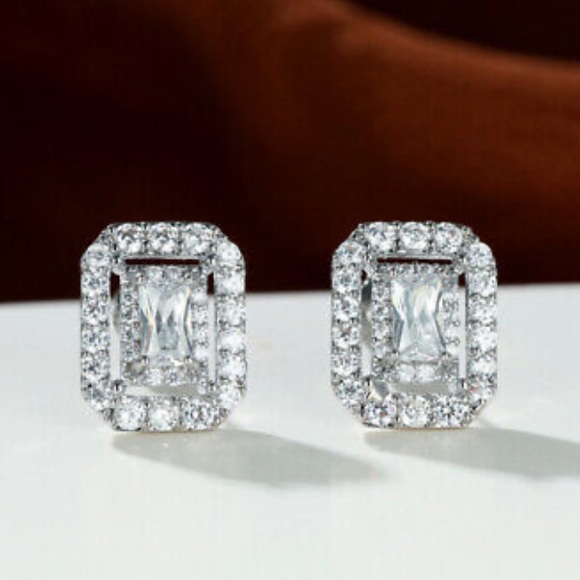 NWT DIAMOND 💎 Stud Earrings - Picture 2 of 3